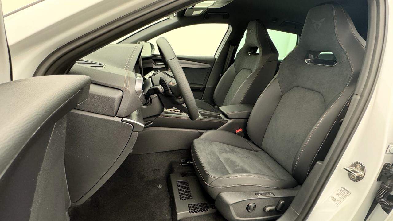 CUPRA LEON ST 1.5 e-HYBRID pHEV VZ Black Edition-image-4