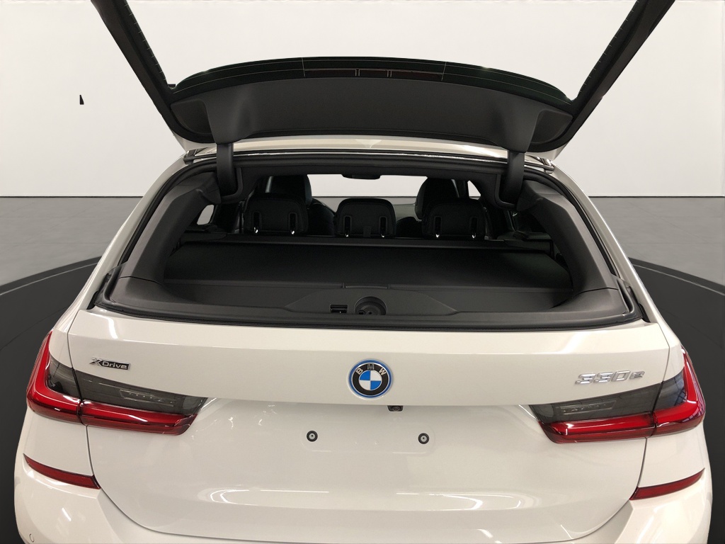BMW 330e xDrive M Sport-image-11