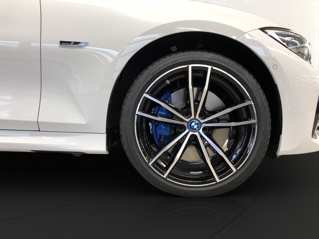BMW 330e xDrive M Sport-image-4