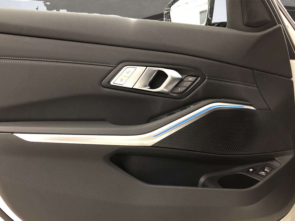 BMW 330e xDrive M Sport-image-10