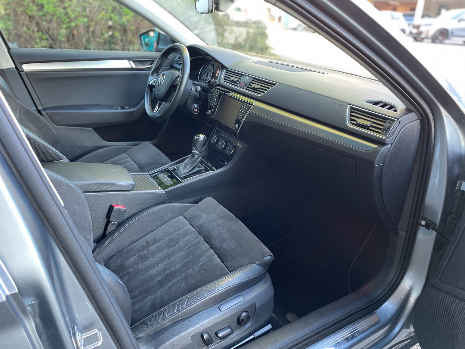 SKODA Superb 2.0 TDi Style DSG-image-8