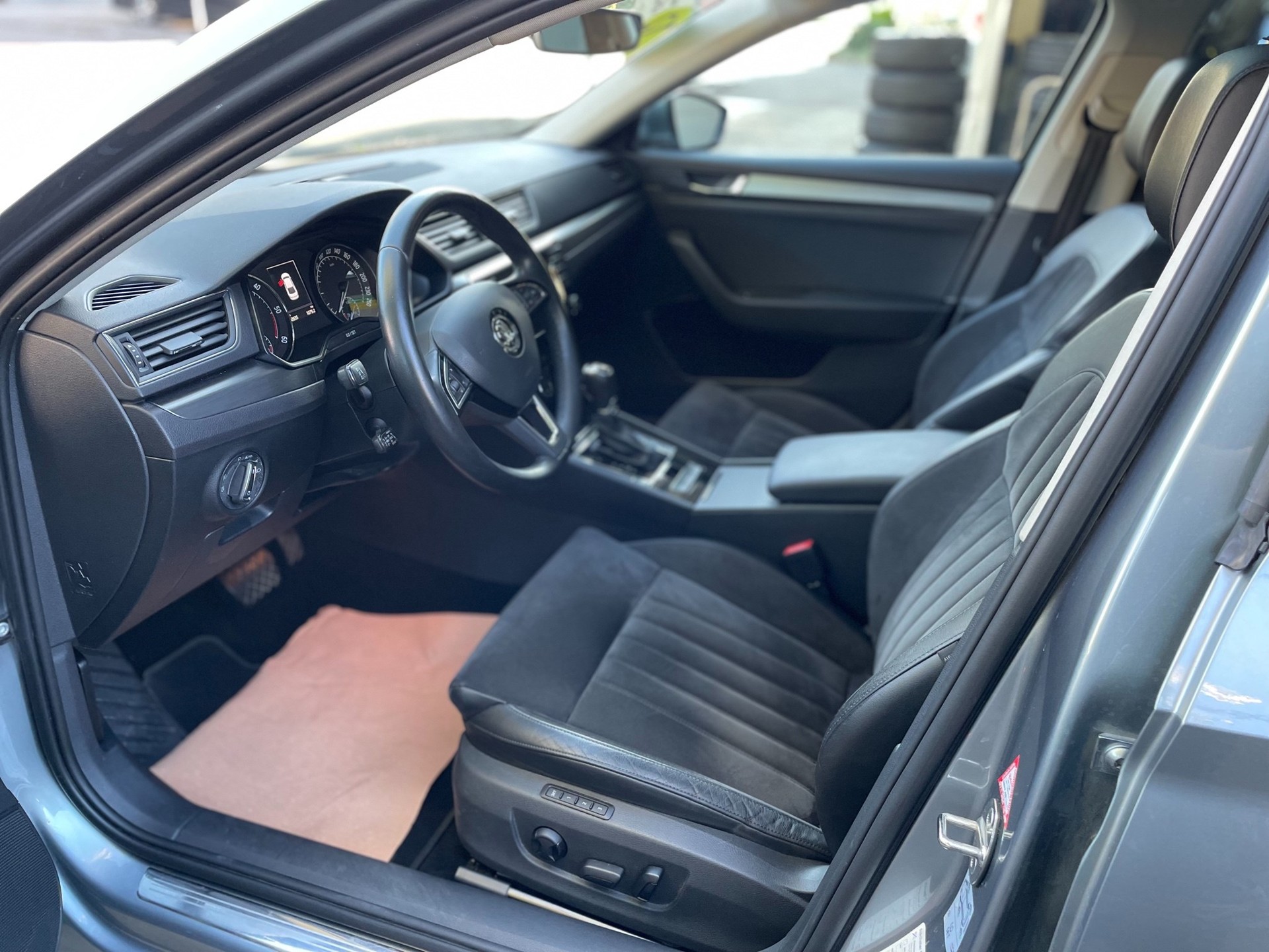 SKODA Superb 2.0 TDi Style DSG-image-6