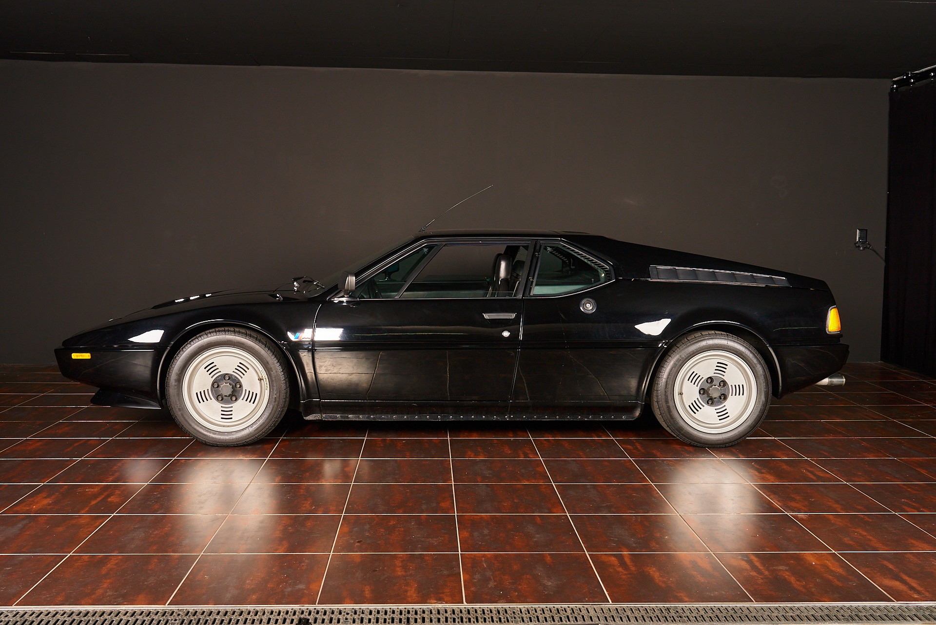 BMW M 1-showroom-element-3