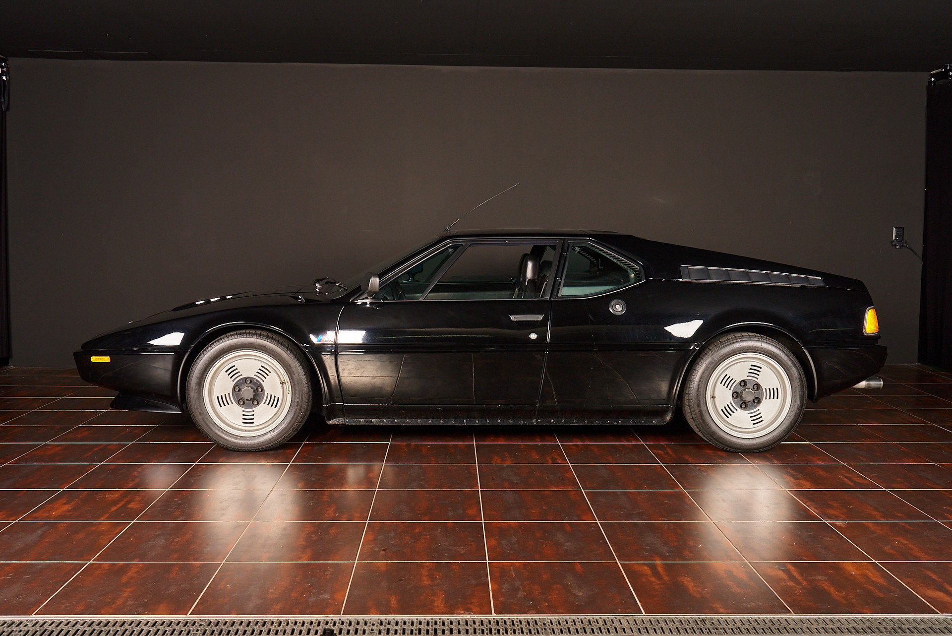BMW M 1-showroom-element-2