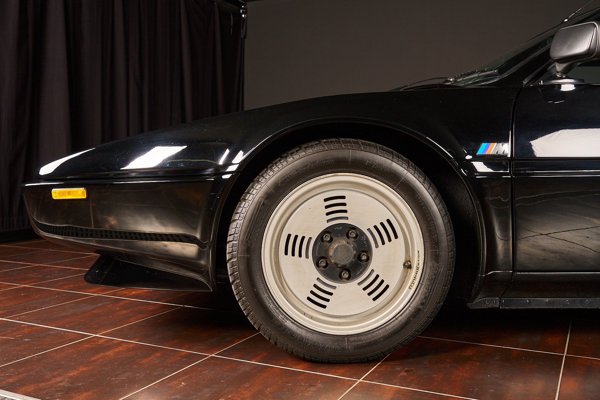 BMW M 1-showroom-element-1
