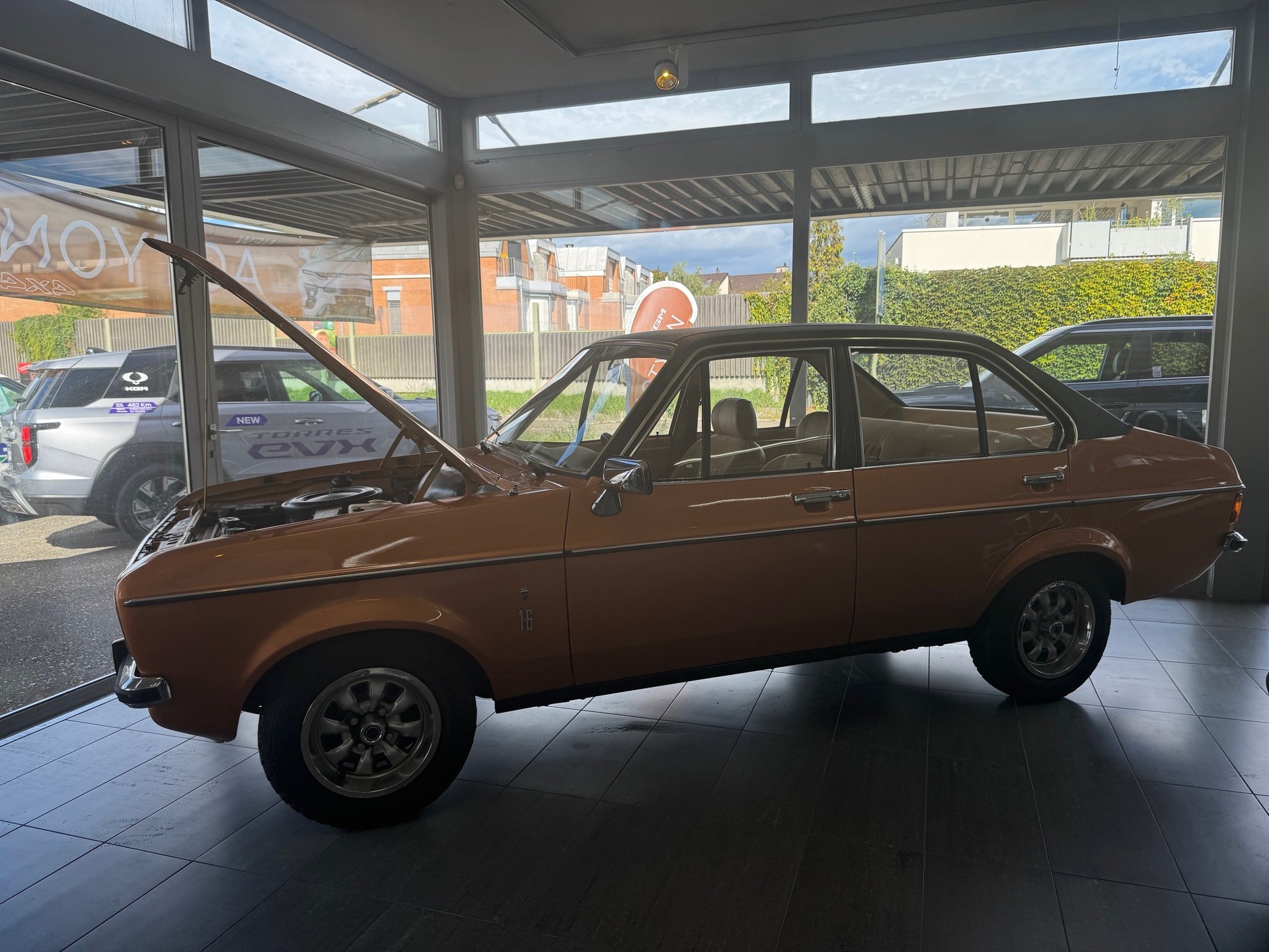 FORD Escort 1.6 Ghia-image-0