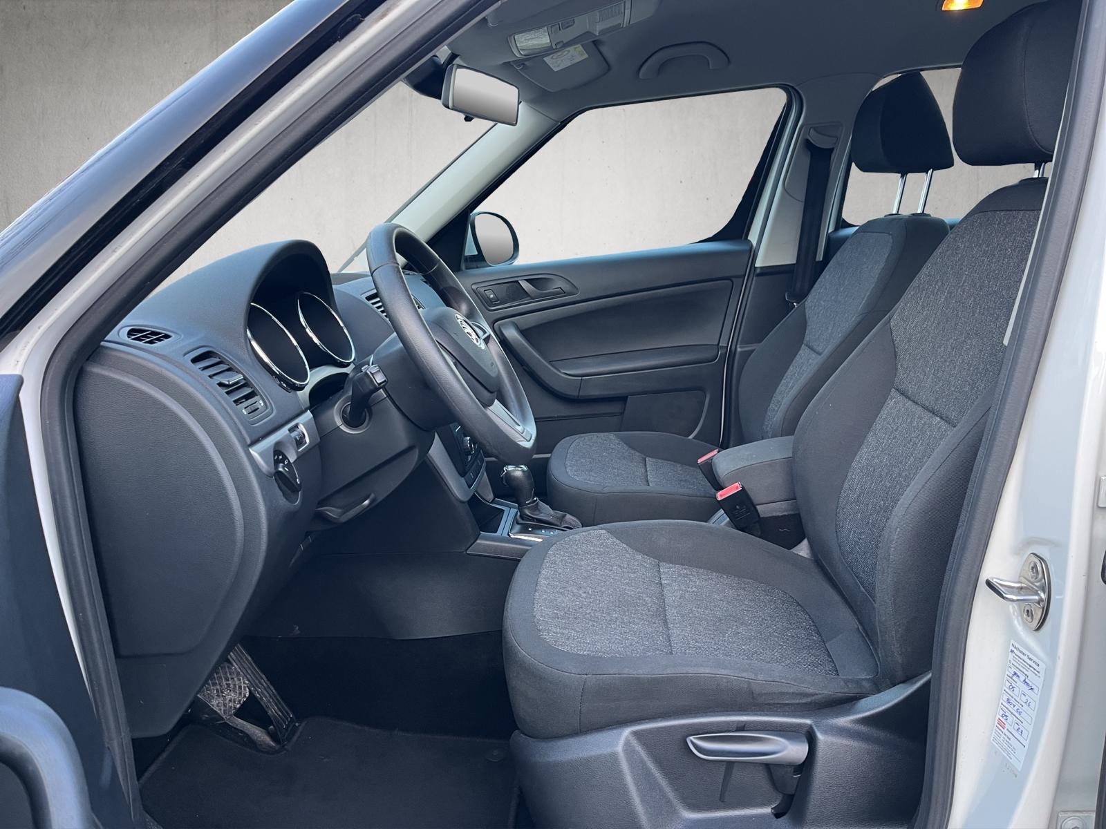 SKODA Yeti 1.2 TSI Active 4x2 DSG-image-8