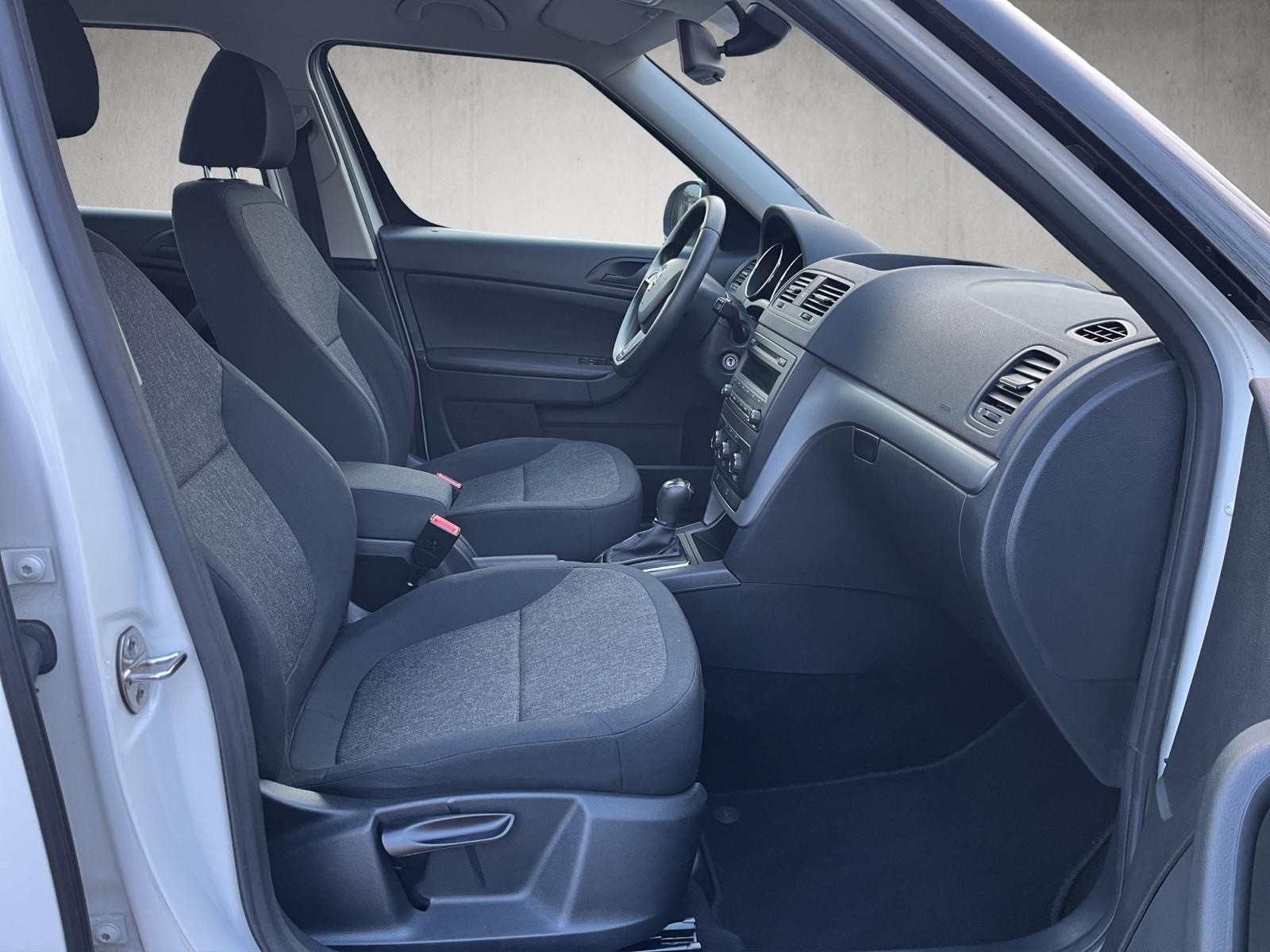 SKODA Yeti 1.2 TSI Active 4x2 DSG-image-9