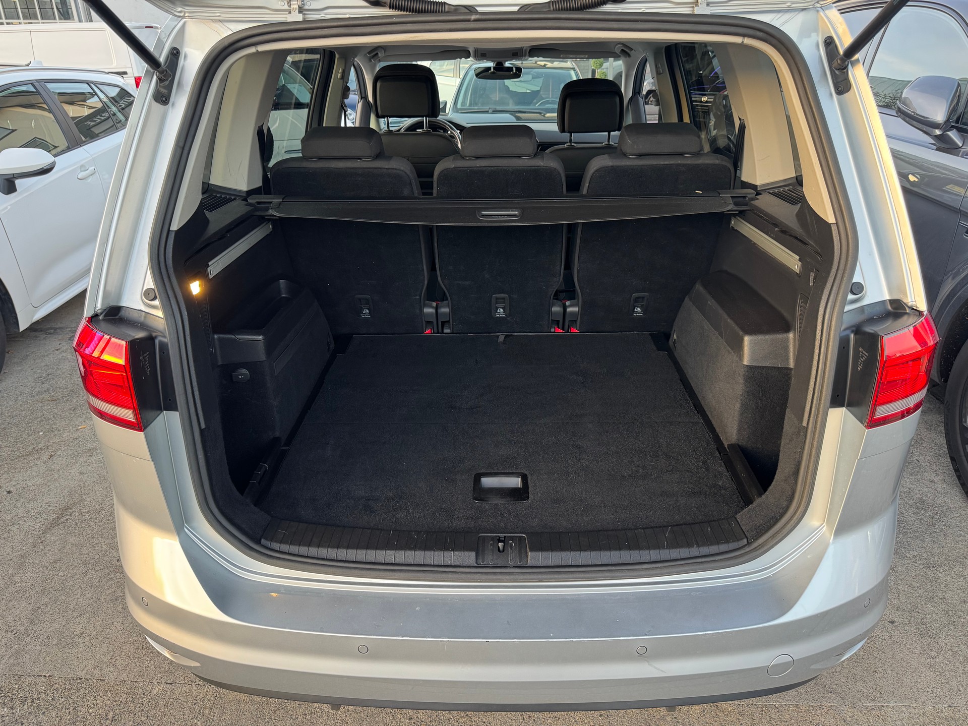 VW Touran 2.0 TDI BlueMotion Technology United DSG-image-23