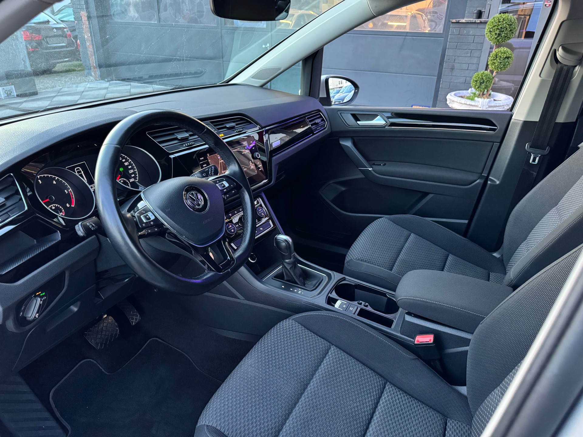 VW Touran 2.0 TDI BlueMotion Technology United DSG-image-9