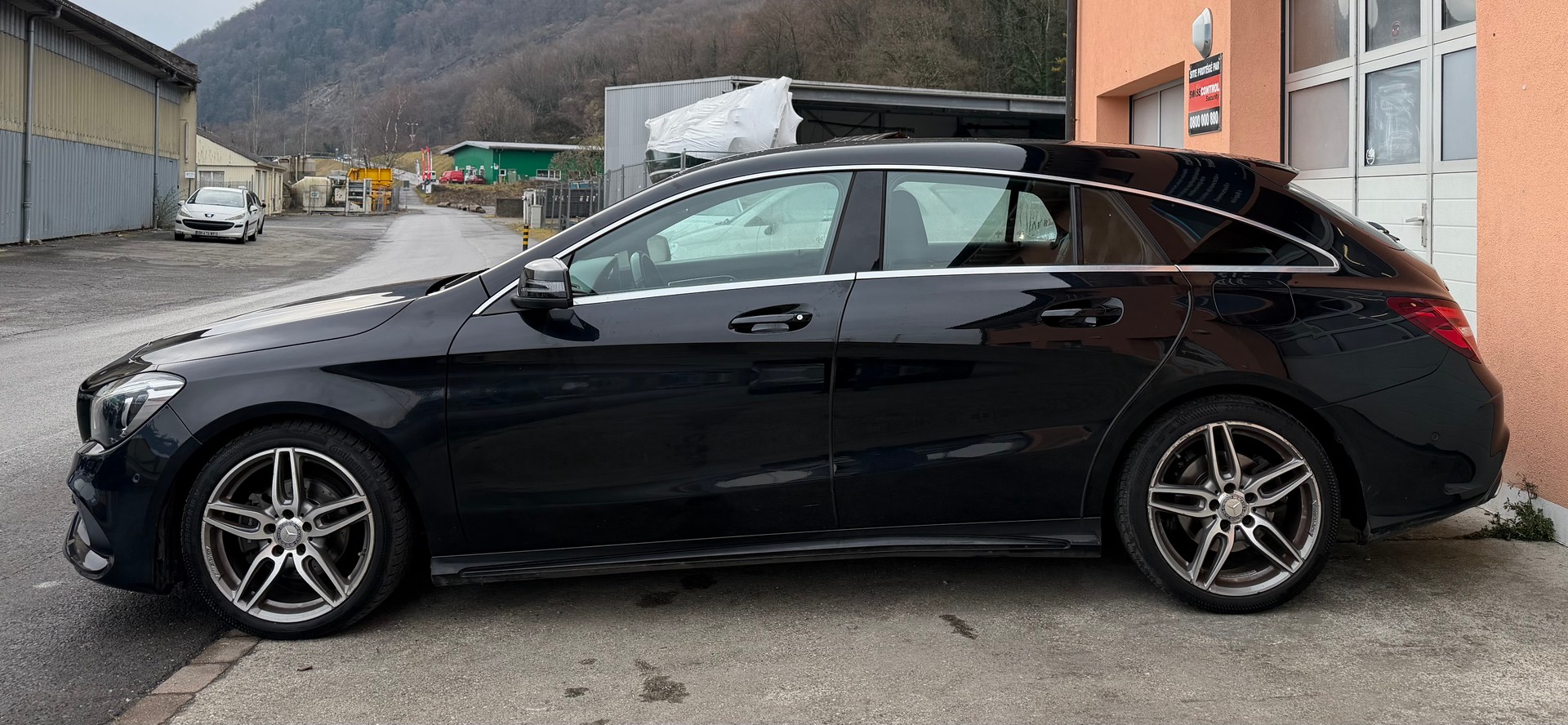 MERCEDES-BENZ CLA Shooting Brake 200 AMG Line 7G-DCT-image-6