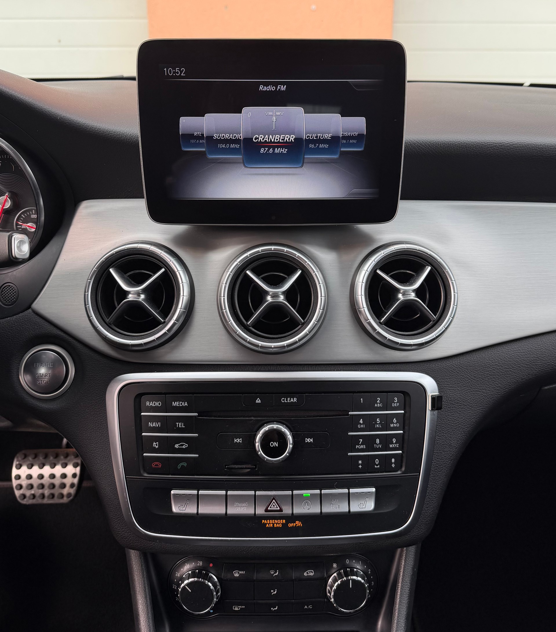 MERCEDES-BENZ CLA Shooting Brake 200 AMG Line 7G-DCT-image-9