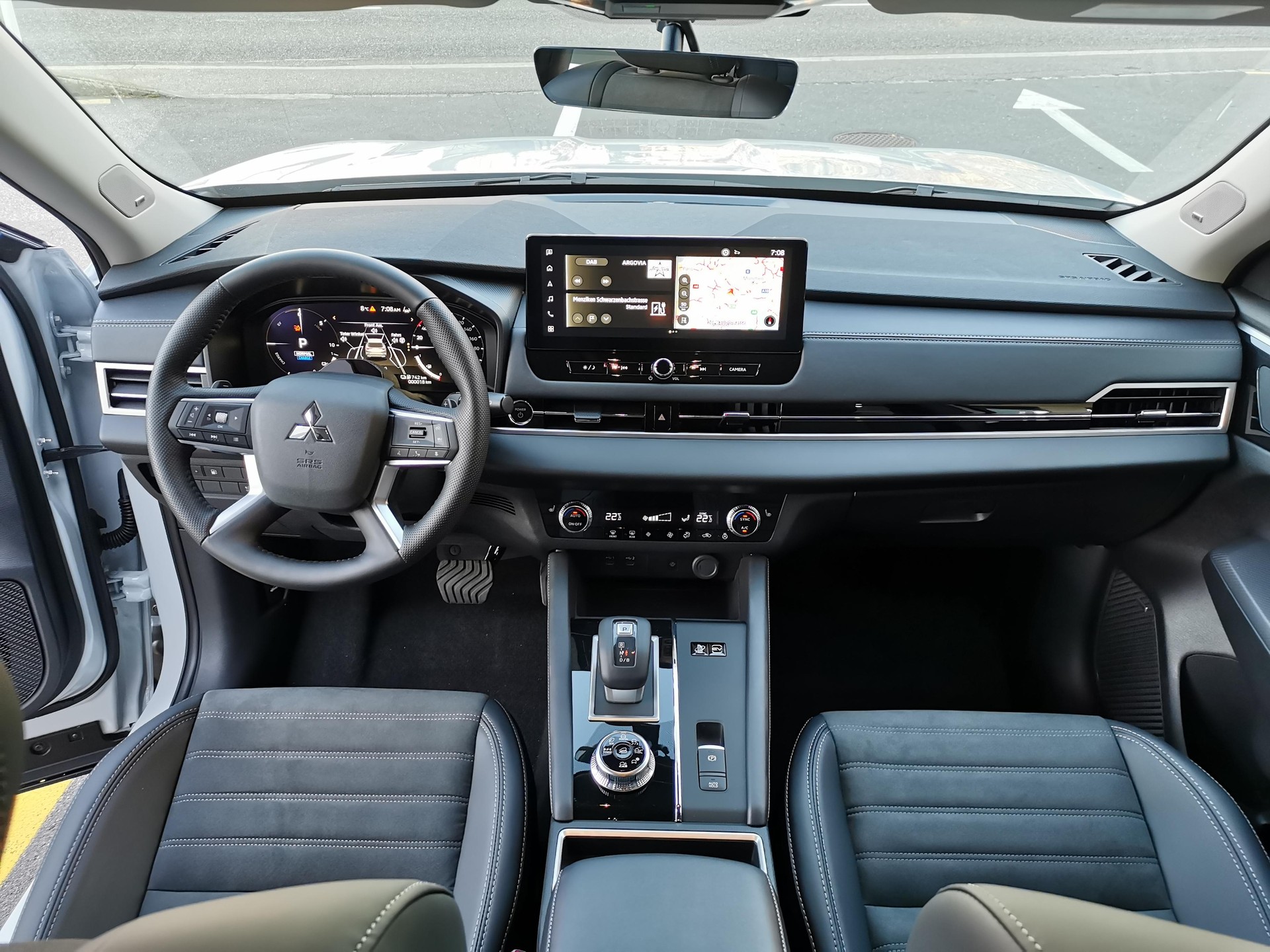 MITSUBISHI Outlander 2.4 PHEV Invite 4x4-image-8