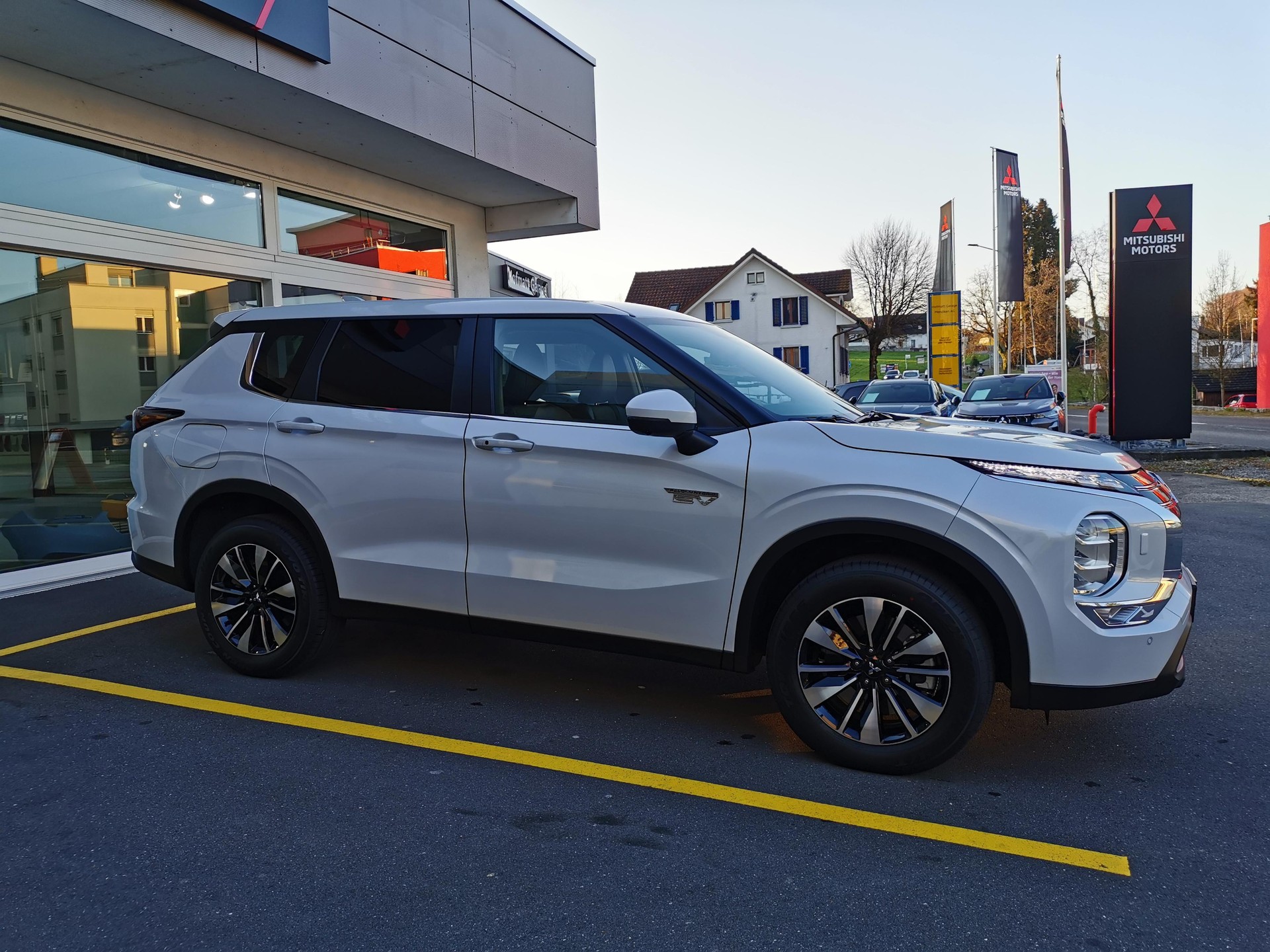 MITSUBISHI Outlander 2.4 PHEV Invite 4x4-image-2