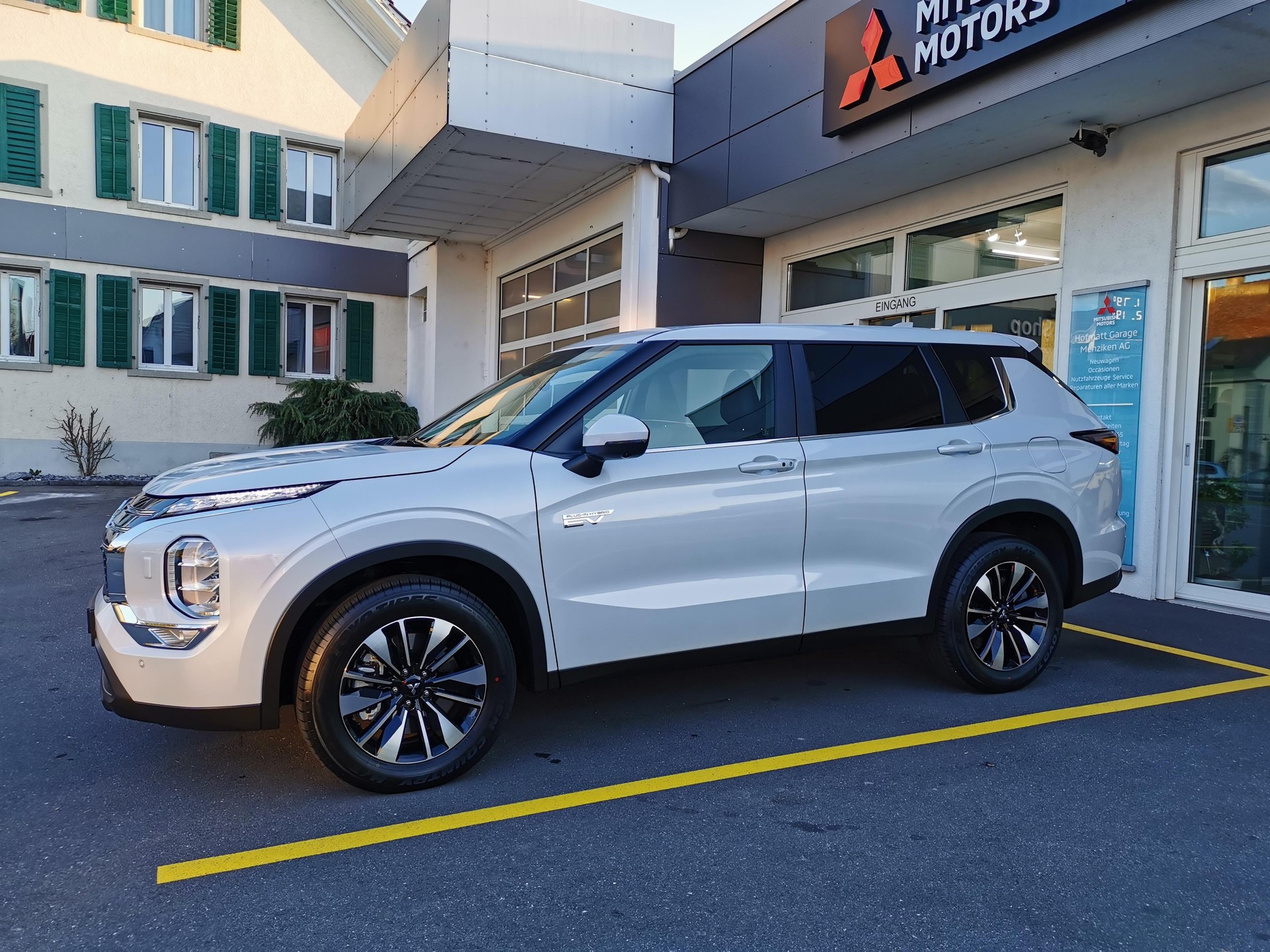 MITSUBISHI Outlander 2.4 PHEV Invite 4x4-image-1