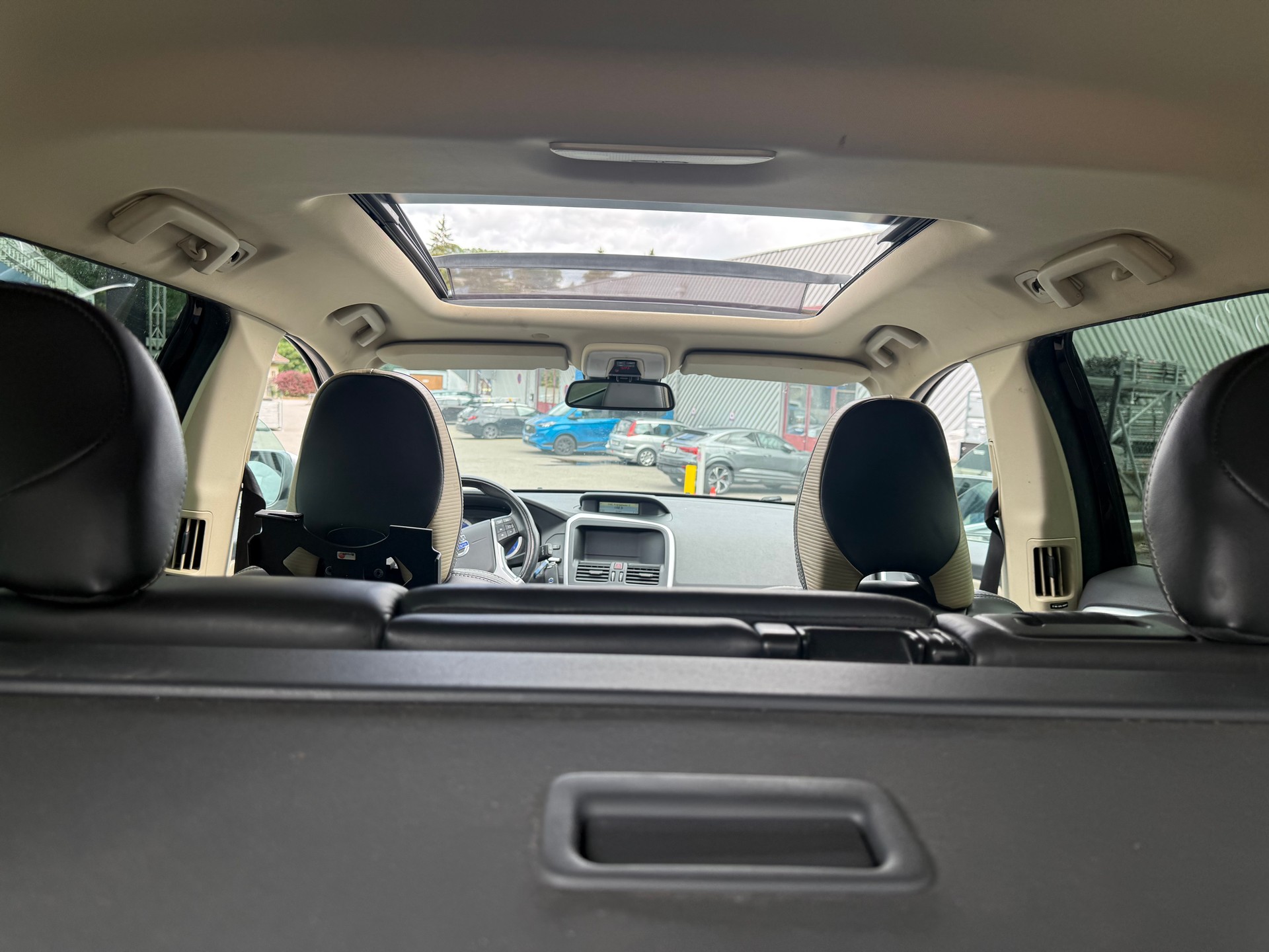 VOLVO XC60 D5 AWD-image-8