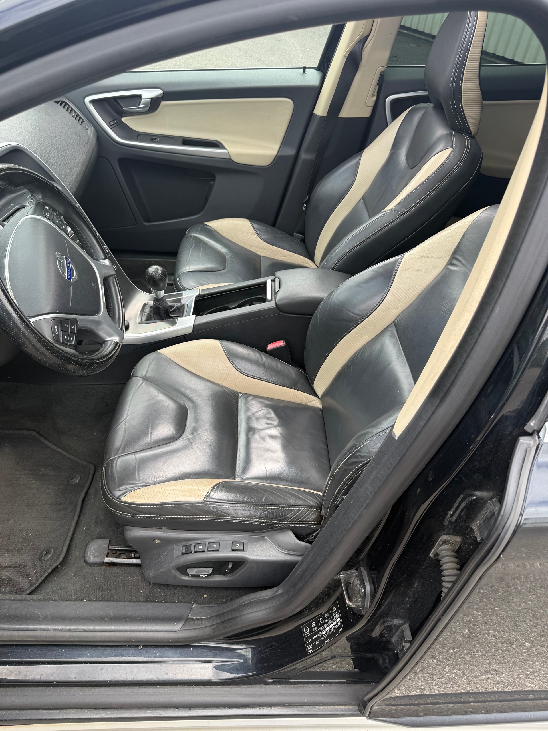 VOLVO XC60 D5 AWD-image-9