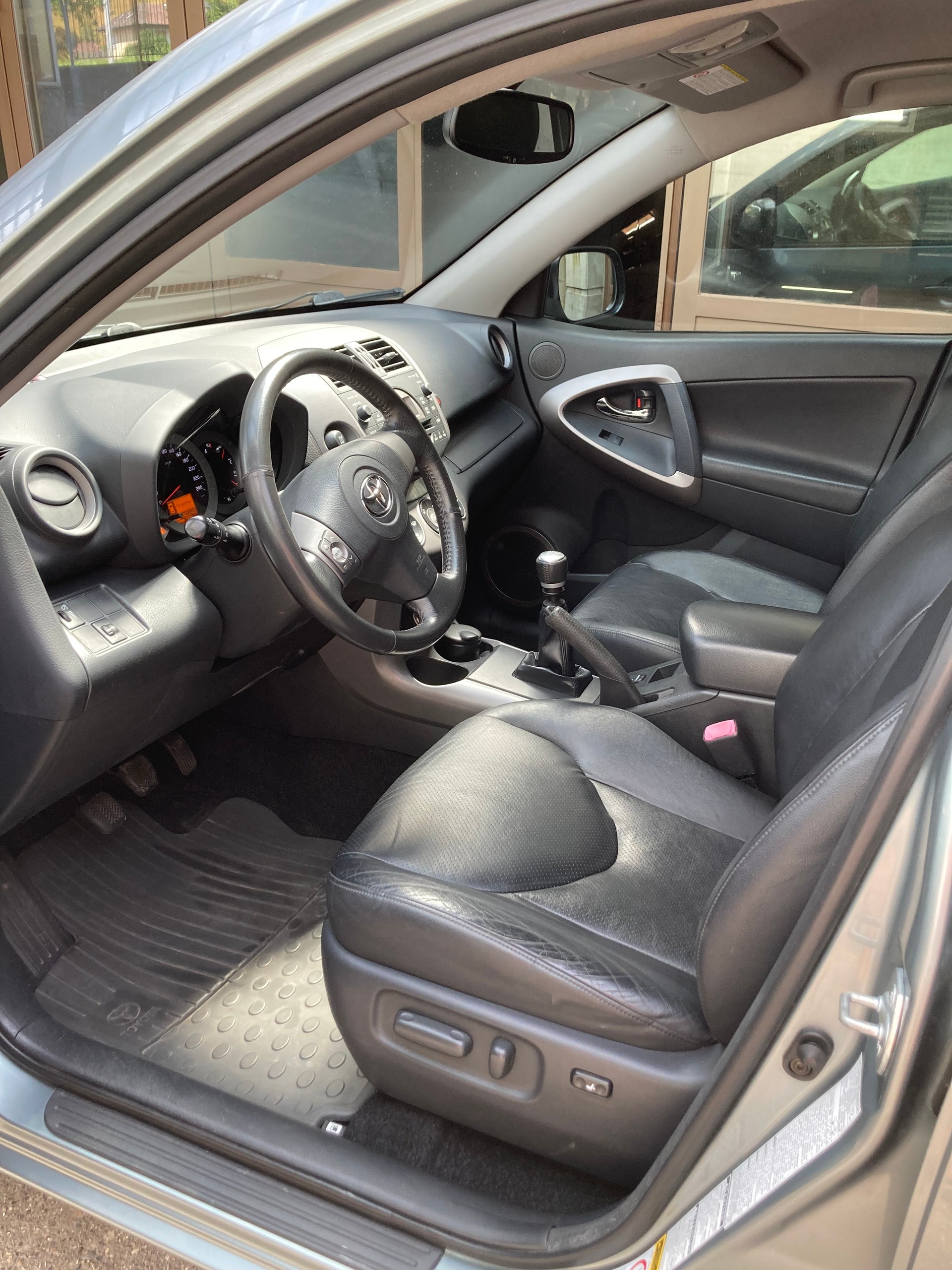 TOYOTA RAV-4-image-1