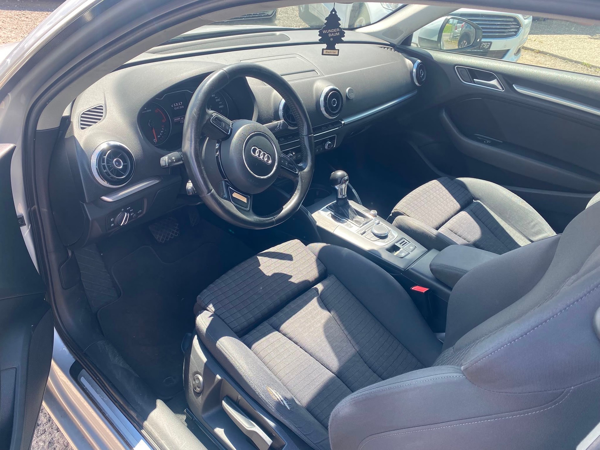 AUDI A3 2.0 TDI Ambiente S-tronic-image-7