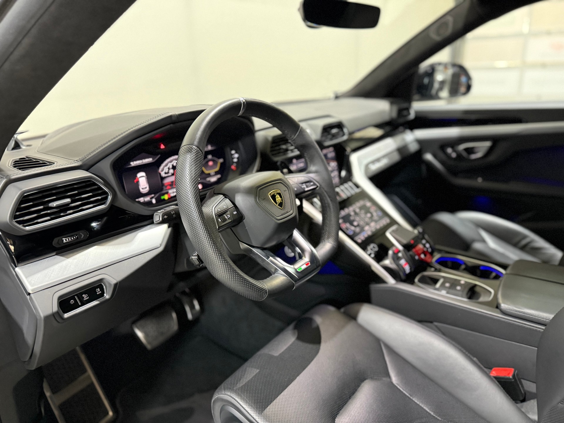 LAMBORGHINI Urus E-Gear (CH-Fahrzeug)-image-10