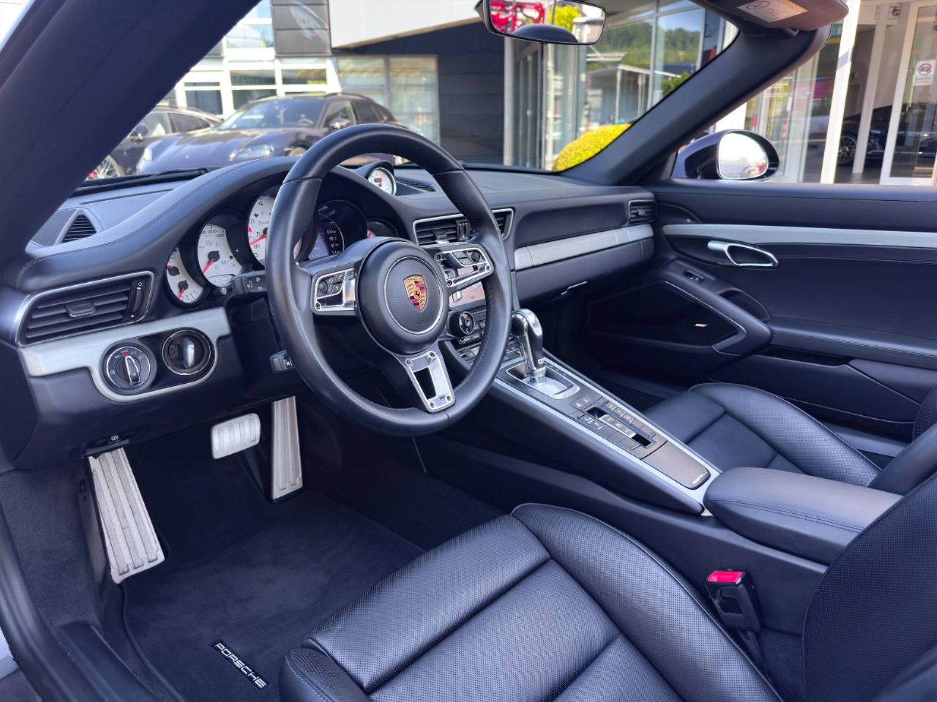 PORSCHE 911 Turbo Cabriolet-showroom-element-3