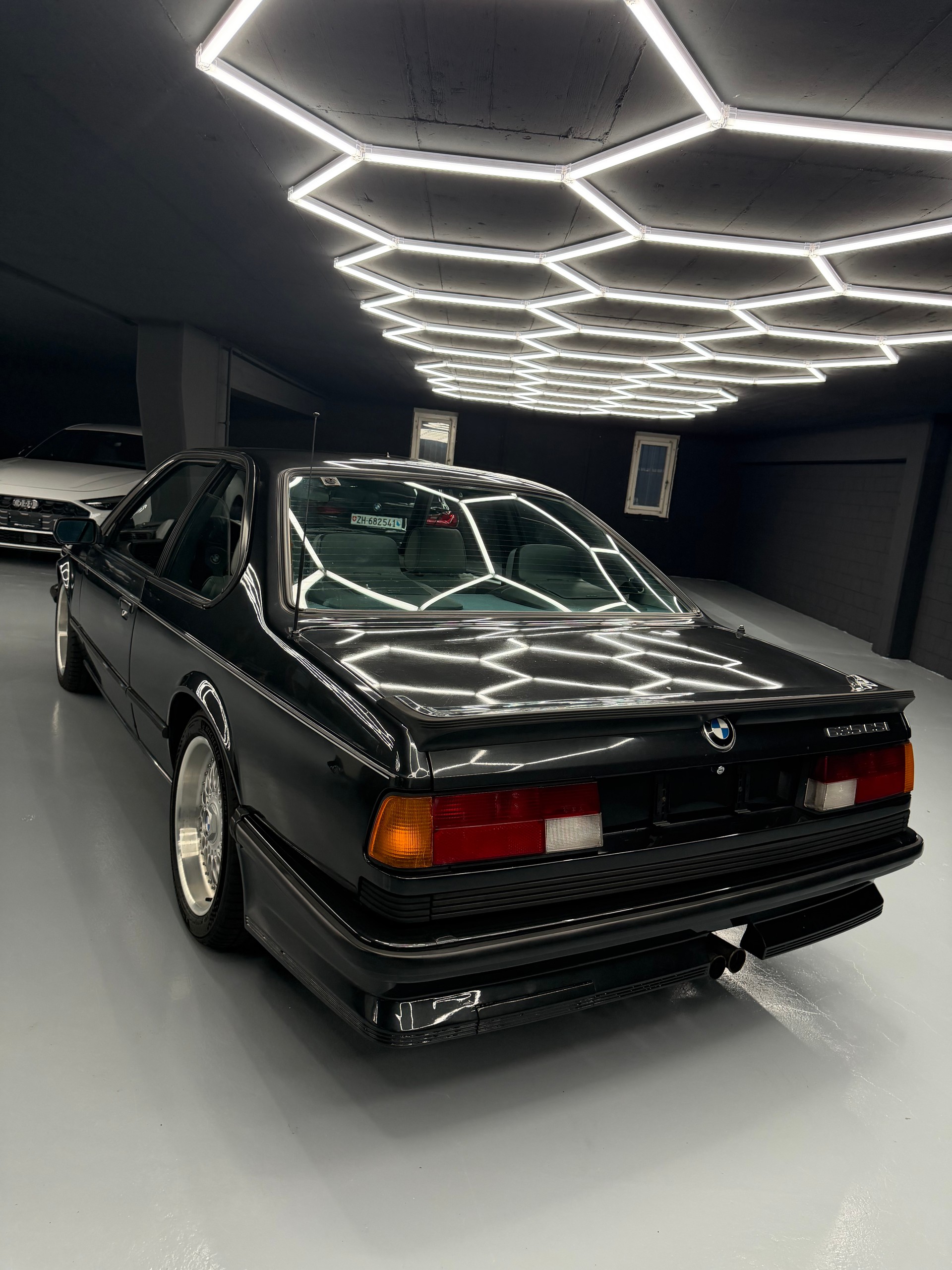 BMW 635CSi-showroom-element-2