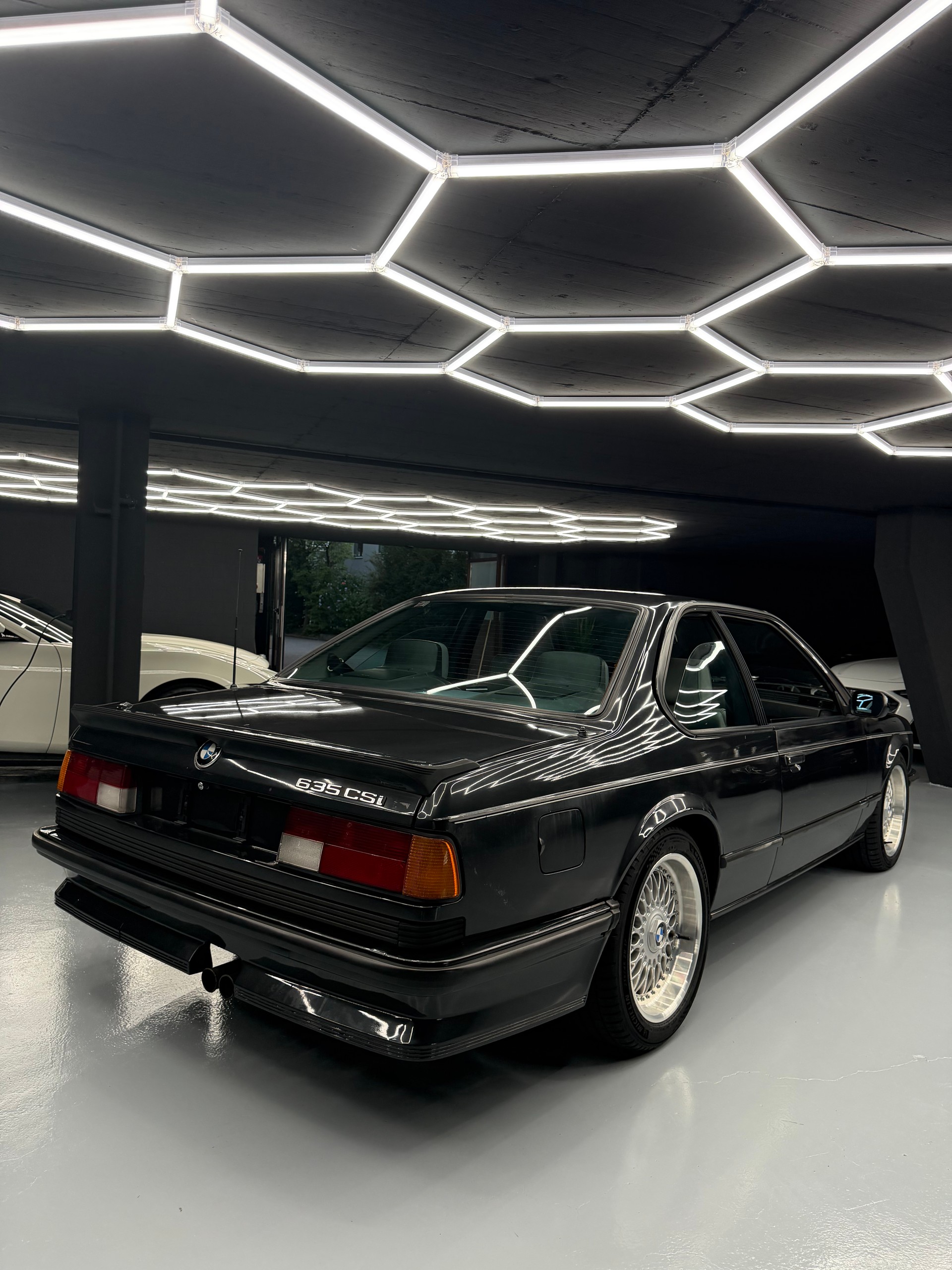 BMW 635CSi-showroom-element-3