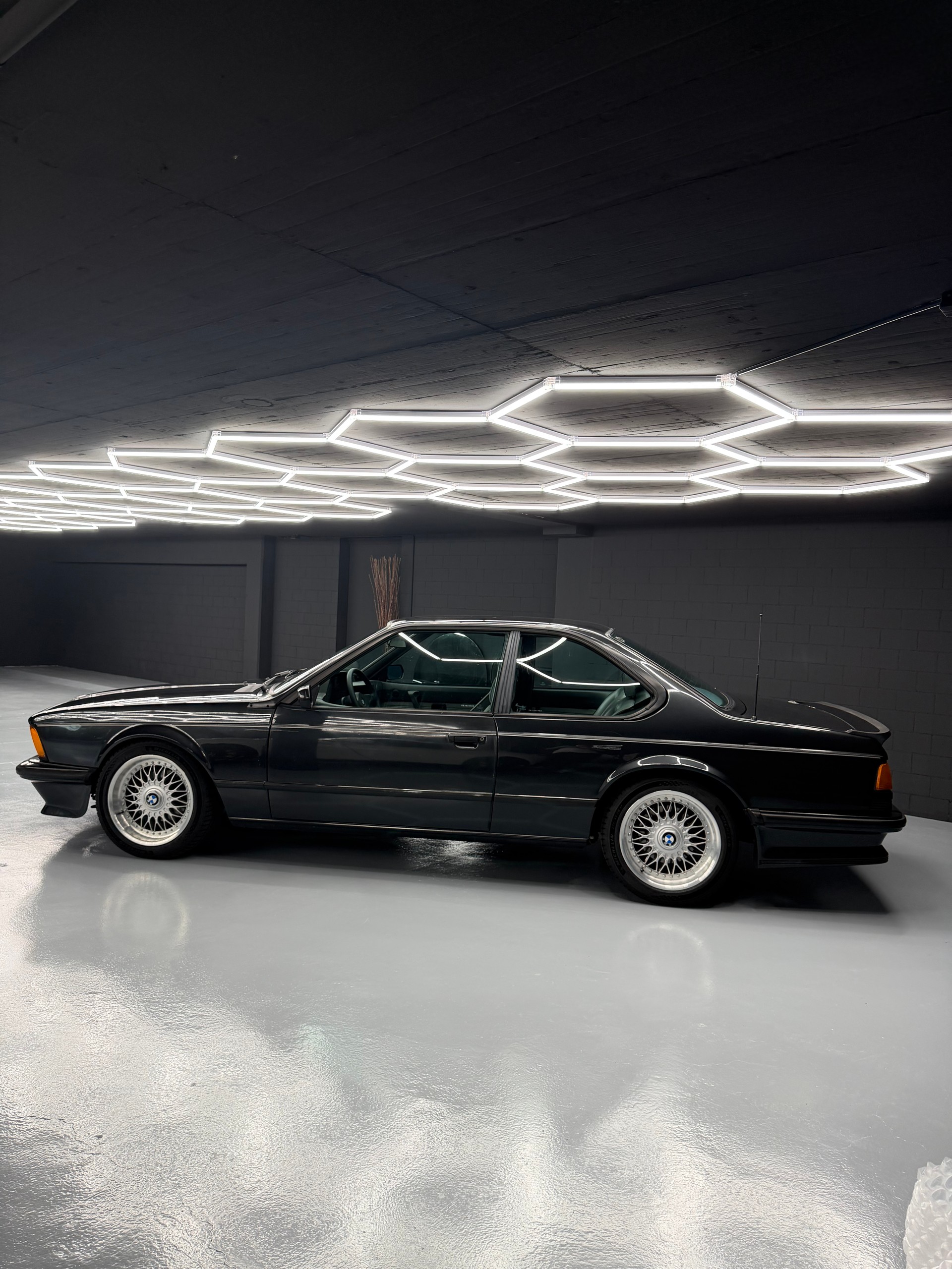 BMW 635CSi-showroom-element-1