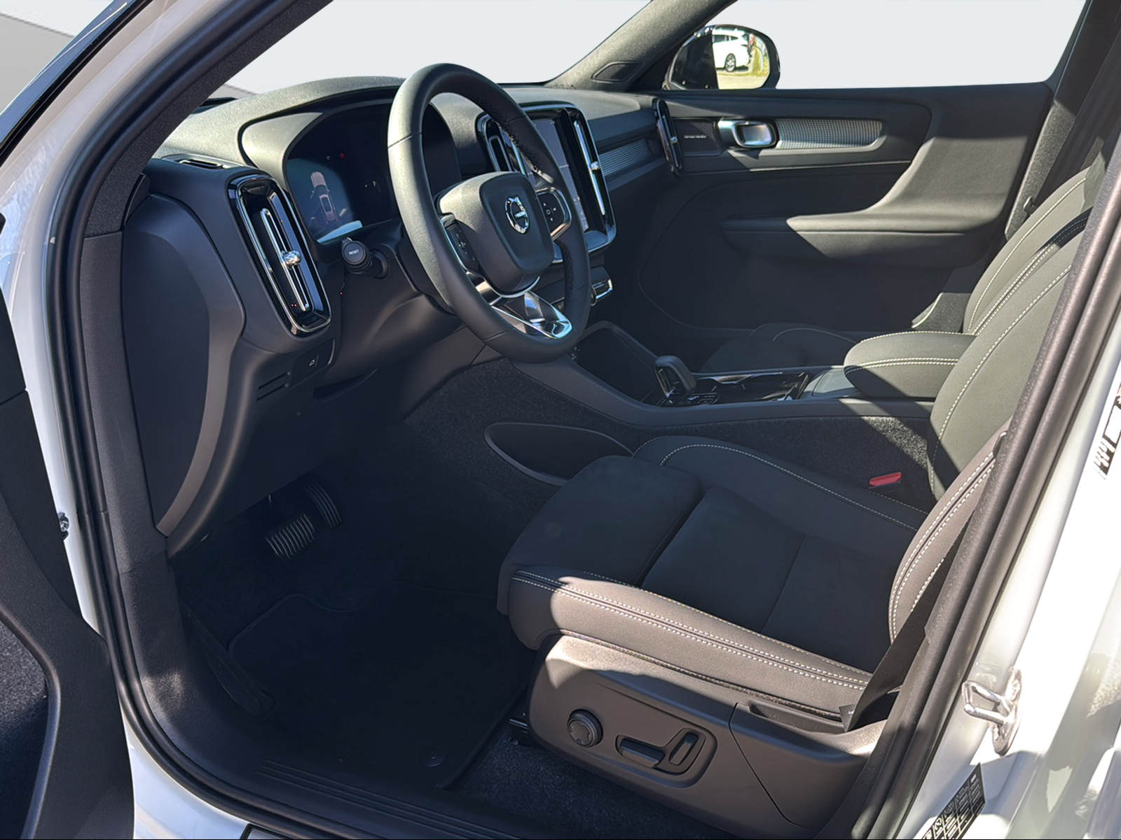 VOLVO EX40 Twin Black Edition AWD-image-9