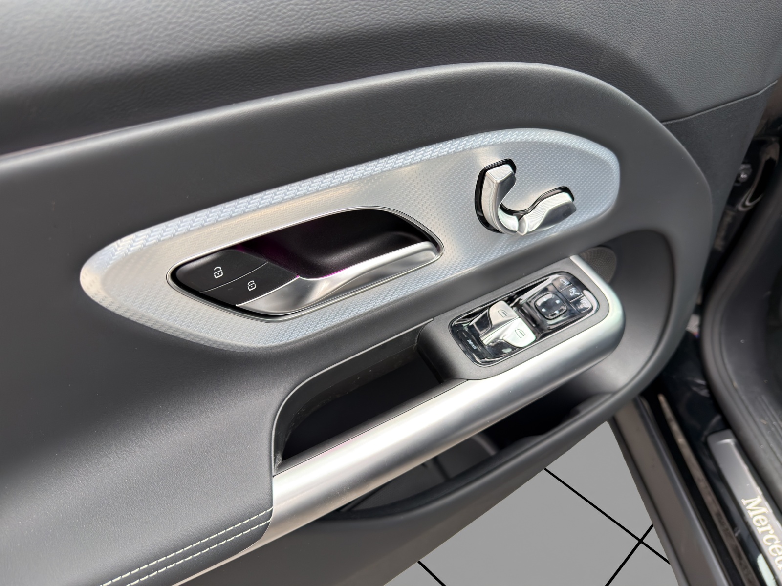 MERCEDES-BENZ GLB 220 4Matic 8G-Tronic-image-7