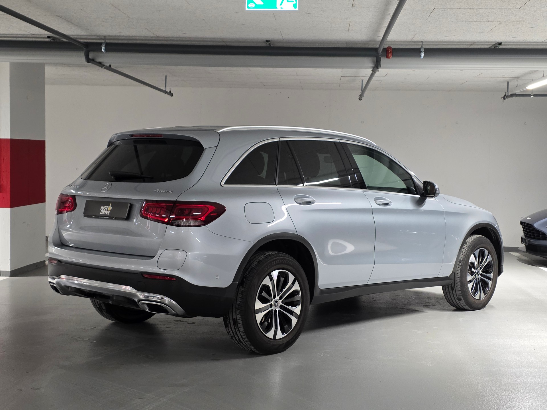 MERCEDES-BENZ GLC 300 e 4Matic 9G-Tronic-showroom-element-3