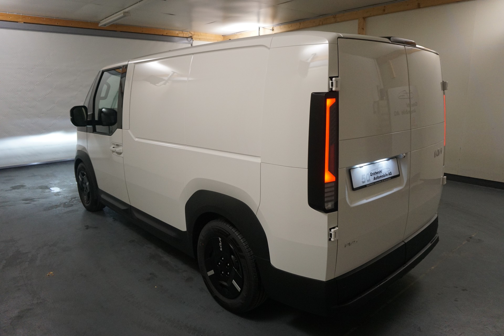KIA PV5 Cargo Essential-showroom-element-3