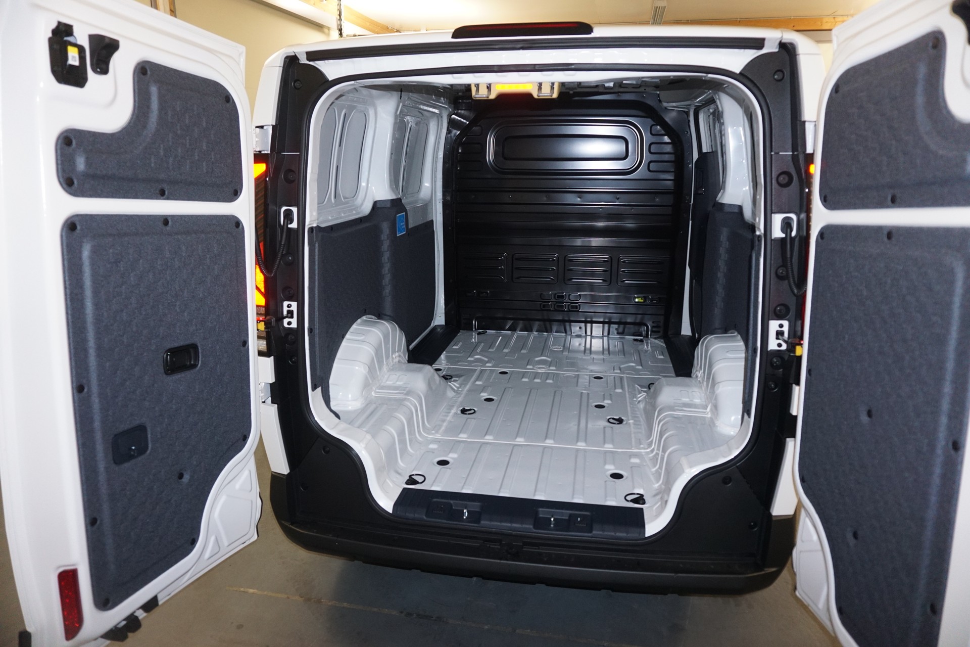 KIA PV5 Cargo Essential-image-6
