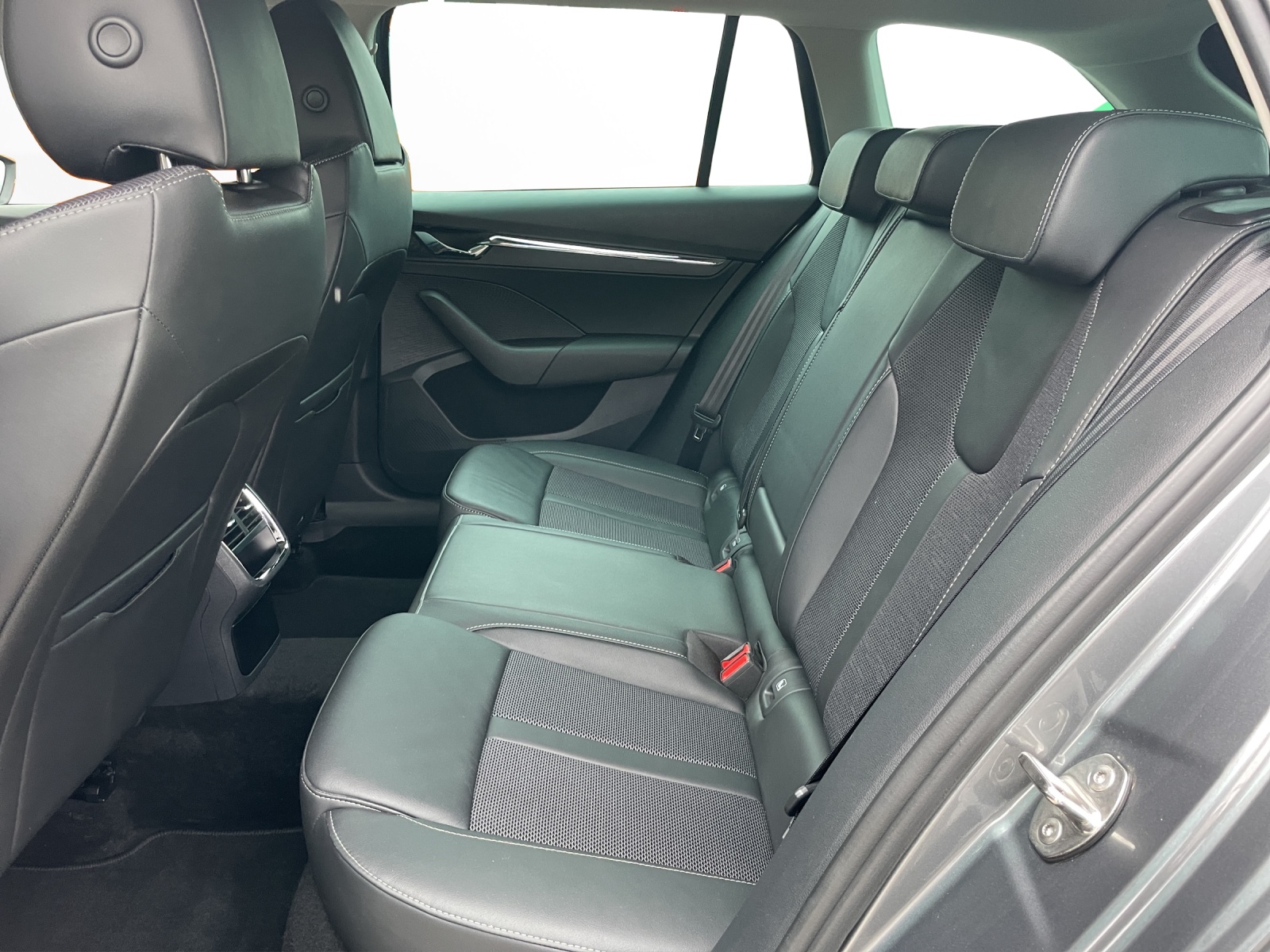 SKODA Octavia Combi 2.0 TDI DSG Style 4x4-image-13
