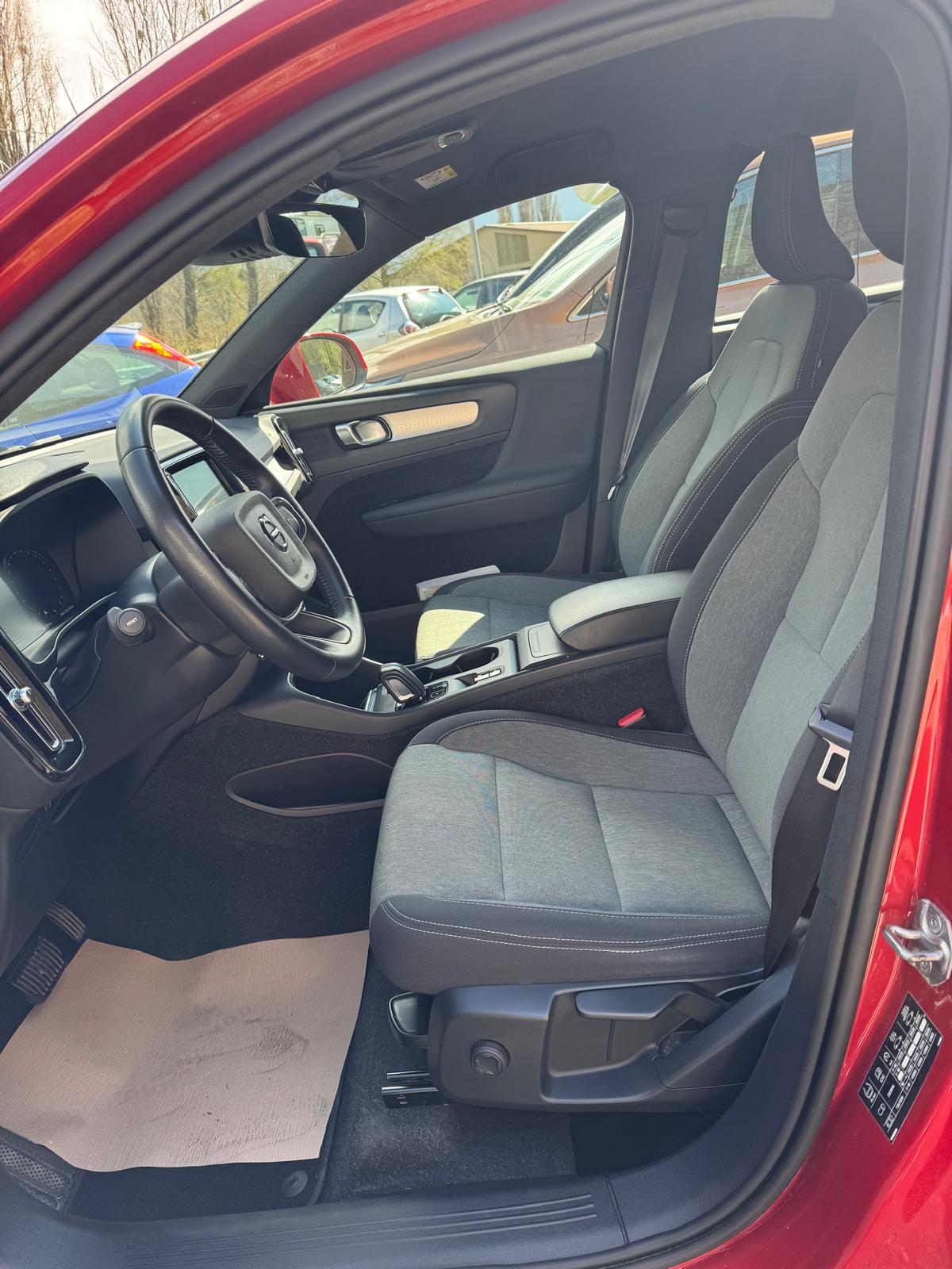 VOLVO XC40 B4 Benzin Mild Hybrid AWD Momentum Geartronic-image-5