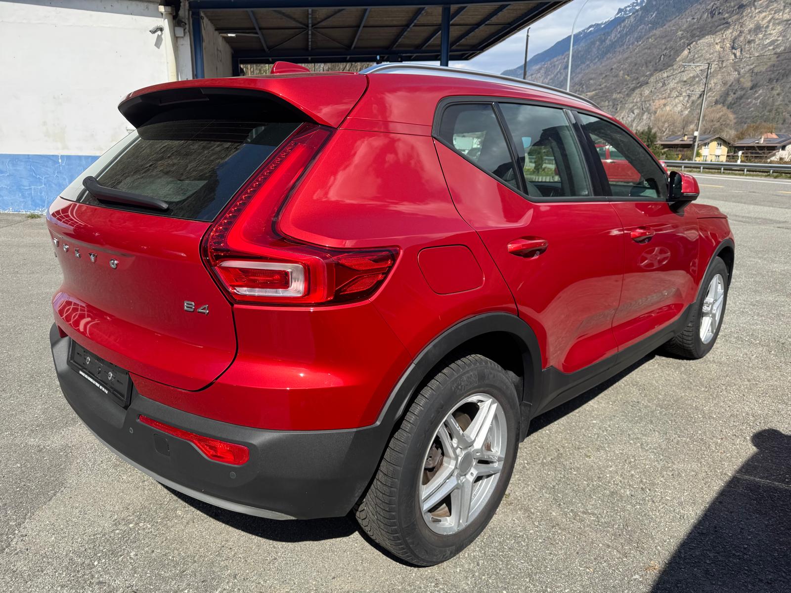 VOLVO XC40 B4 Benzin Mild Hybrid AWD Momentum Geartronic-image-3