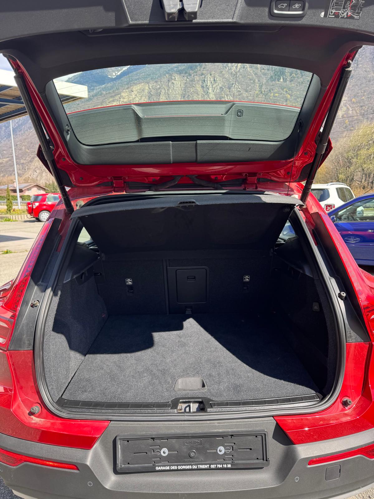 VOLVO XC40 B4 Benzin Mild Hybrid AWD Momentum Geartronic-image-9