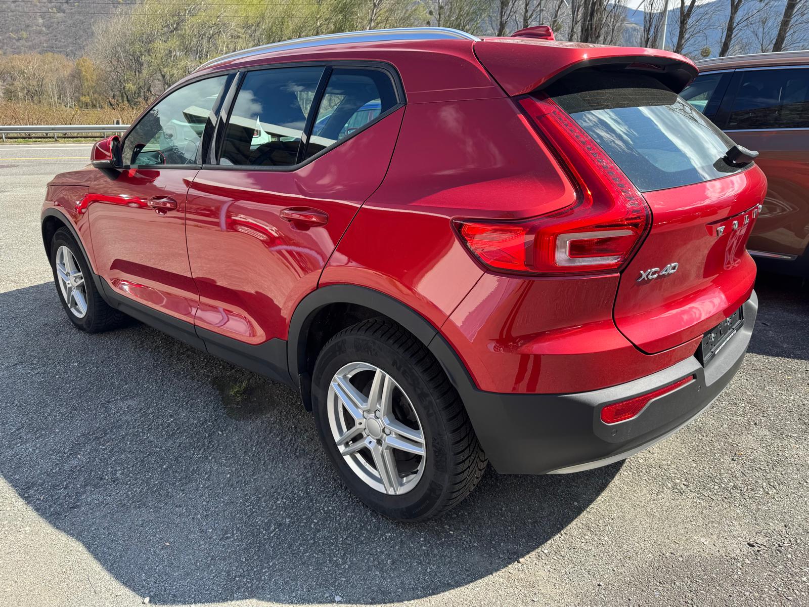 VOLVO XC40 B4 Benzin Mild Hybrid AWD Momentum Geartronic-image-4