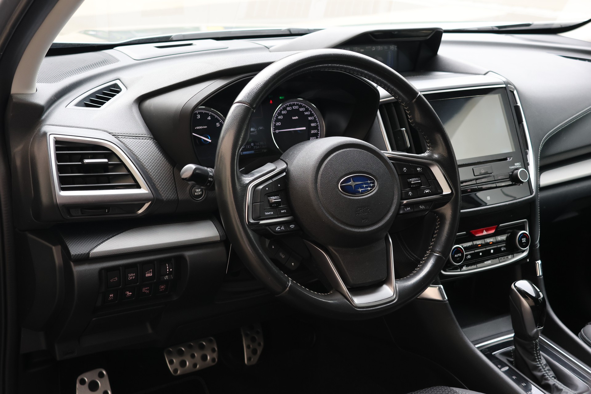 SUBARU Forester 2.0i e-Boxer Swiss Plus Lineartronic-image-12