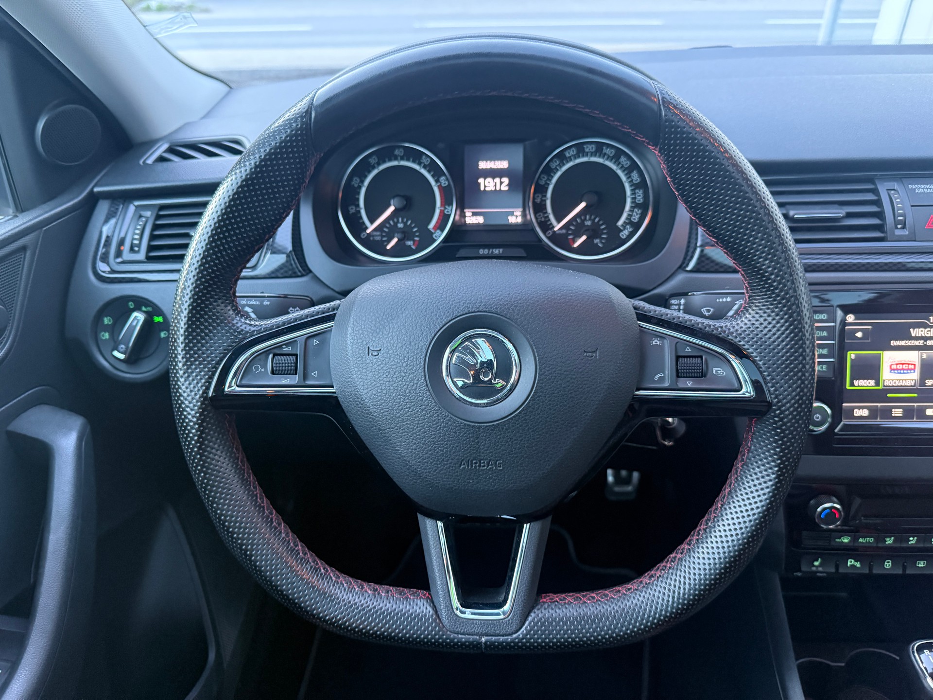 SKODA Rapid Spaceback 1.2 TSI Monte Carlo *PANORAMADACH*DAB*NAVI*BLUETOOTH*MFK FRISCH*-image-19