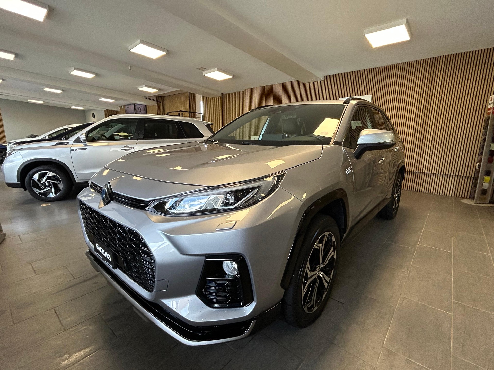 SUZUKI Across 2.5 PHEV Compact Top 4x4-showroom-element-3