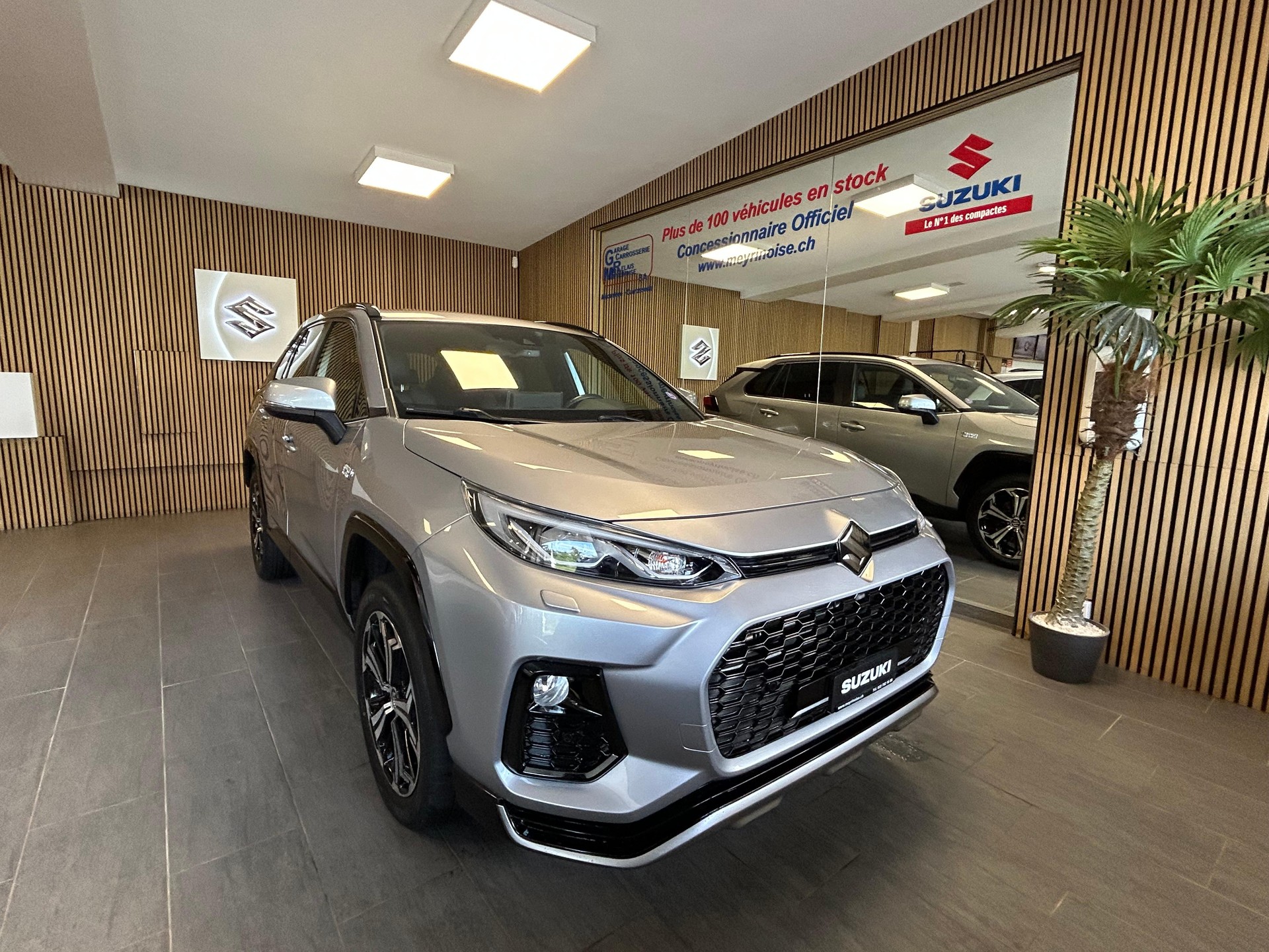 SUZUKI Across 2.5 PHEV Compact Top 4x4-showroom-element-1