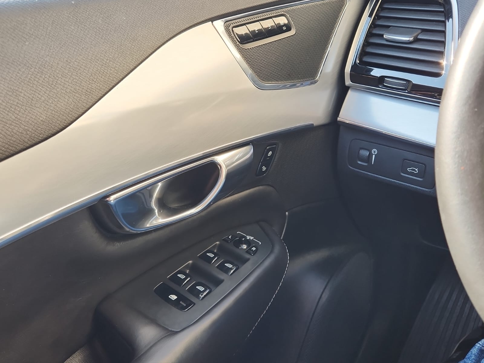 VOLVO XC90 D5 AWD Inscription Geartronic-image-13