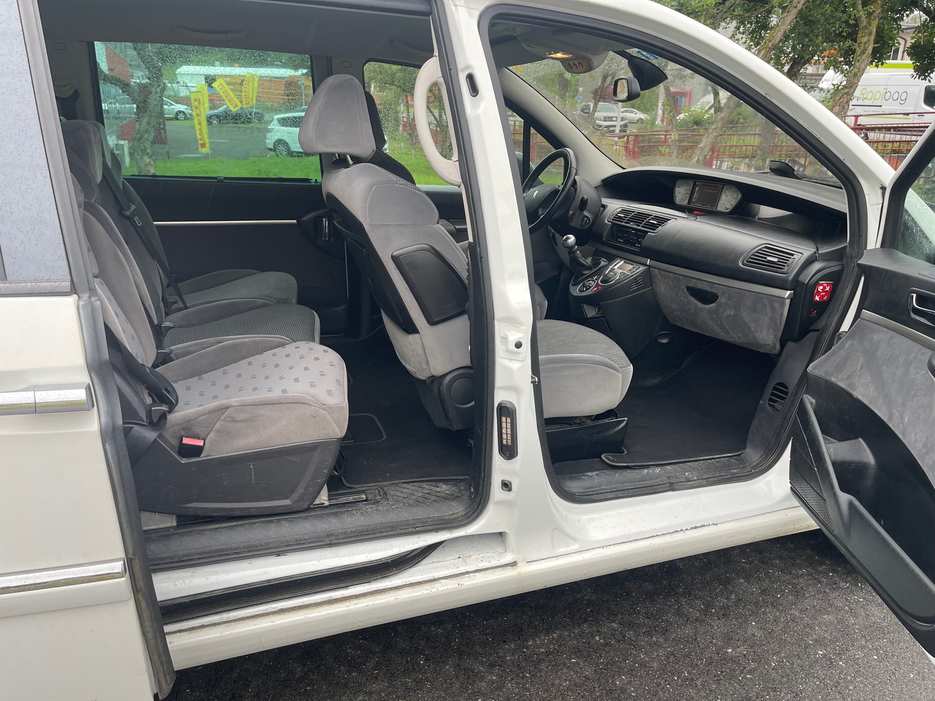 PEUGEOT 807 2.0 16V HDi Family-image-10