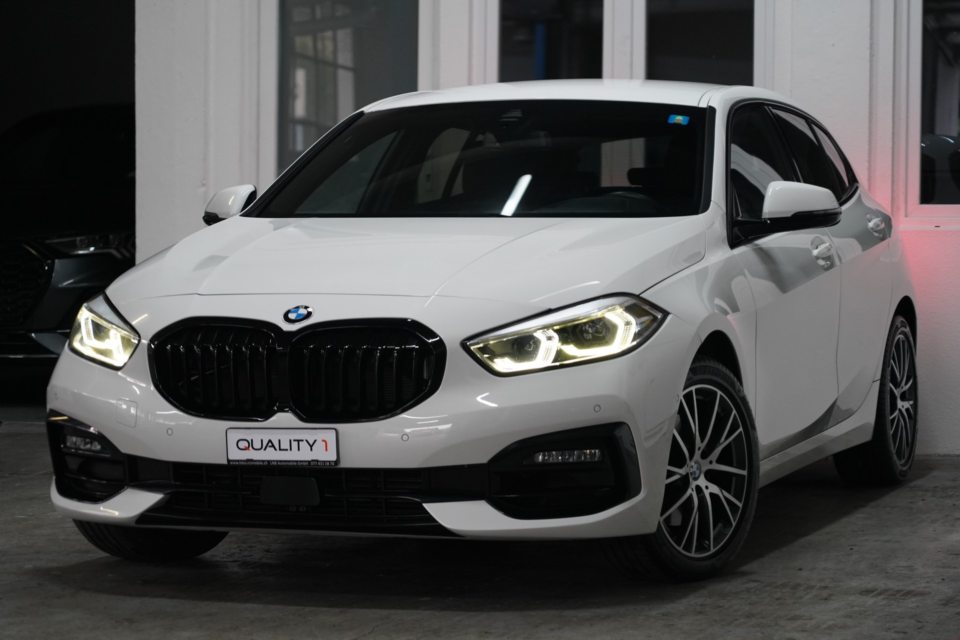 BMW 118i Steptronic Sport Line-showroom-element-3
