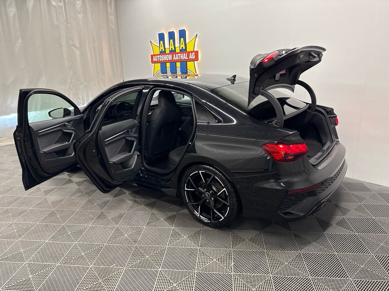 AUDI RS3 Limousine 2.5 TSI quattro S-tronic-image-12