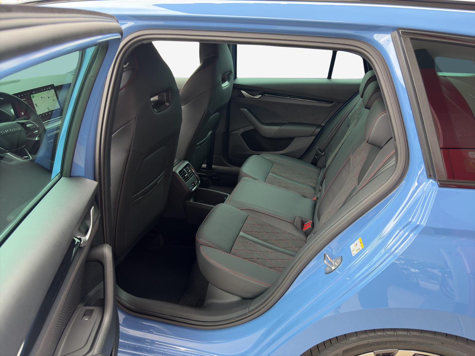 SKODA Octavia Combi 2.0 TSI DSG RS 30 Years Edition-image-11