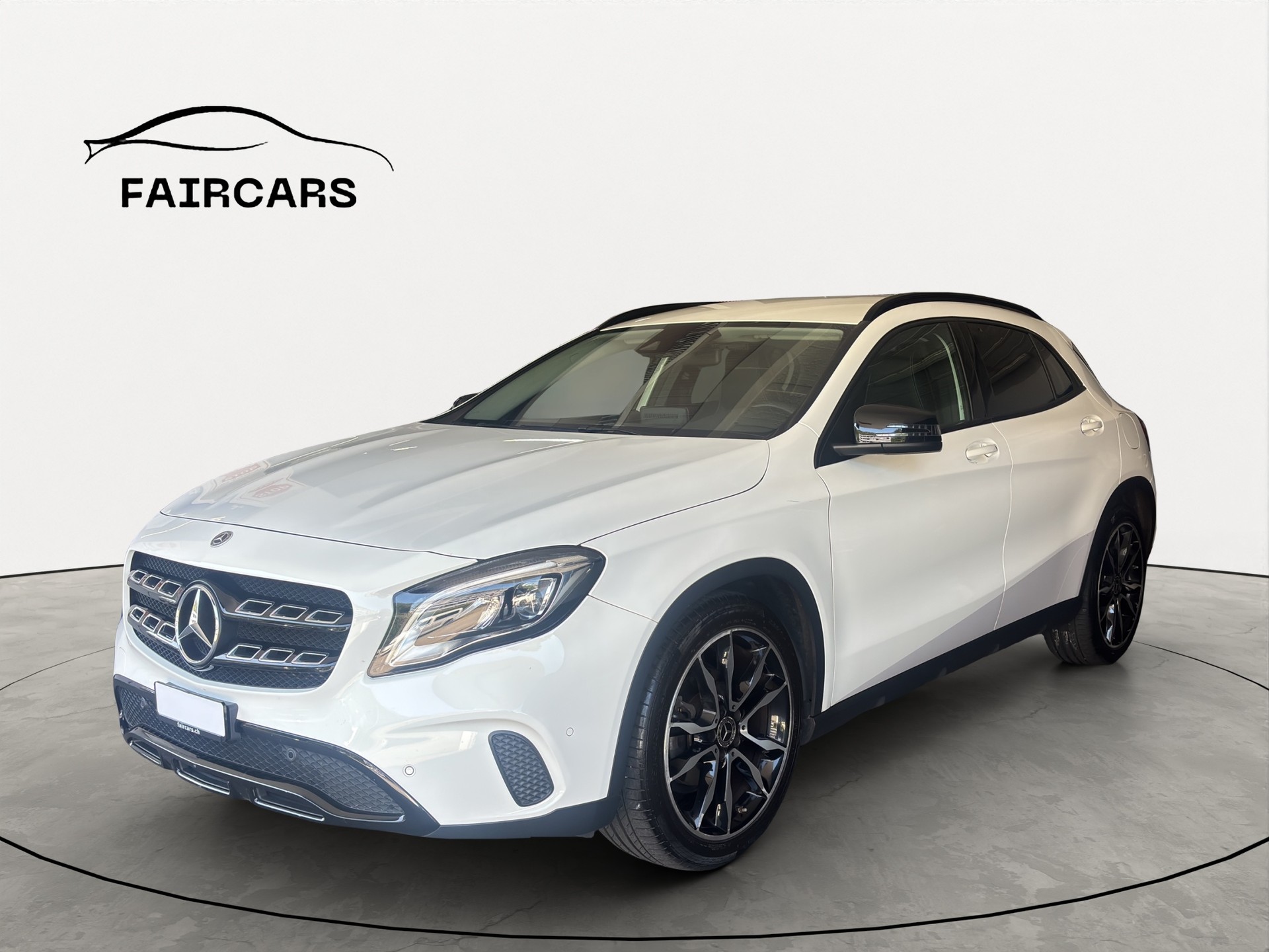 MERCEDES-BENZ GLA 200 Night Star 7G-DCT-showroom-element-1