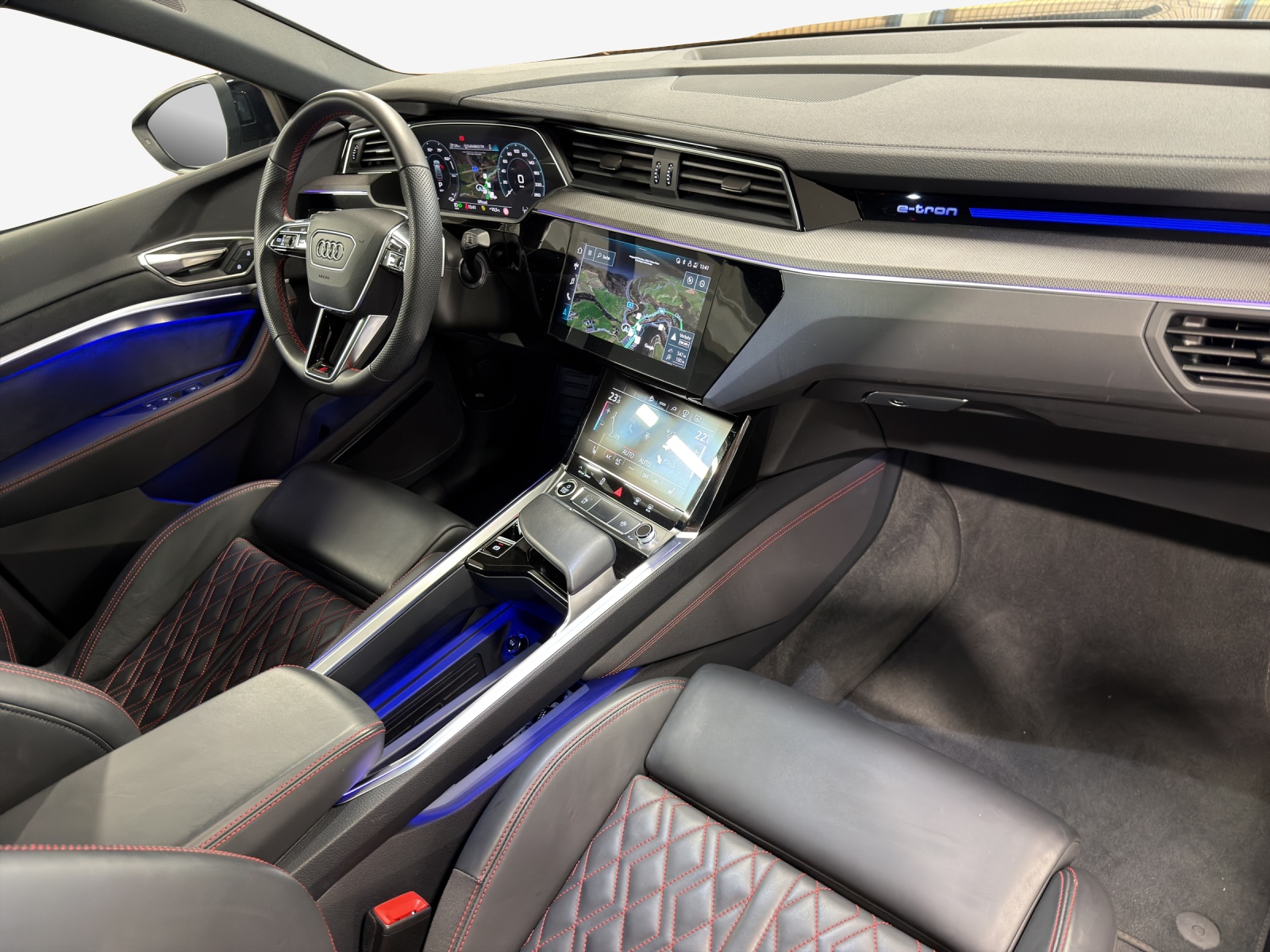 AUDI Q8 Sportback 55 e-tron Black Edition quattro-image-15