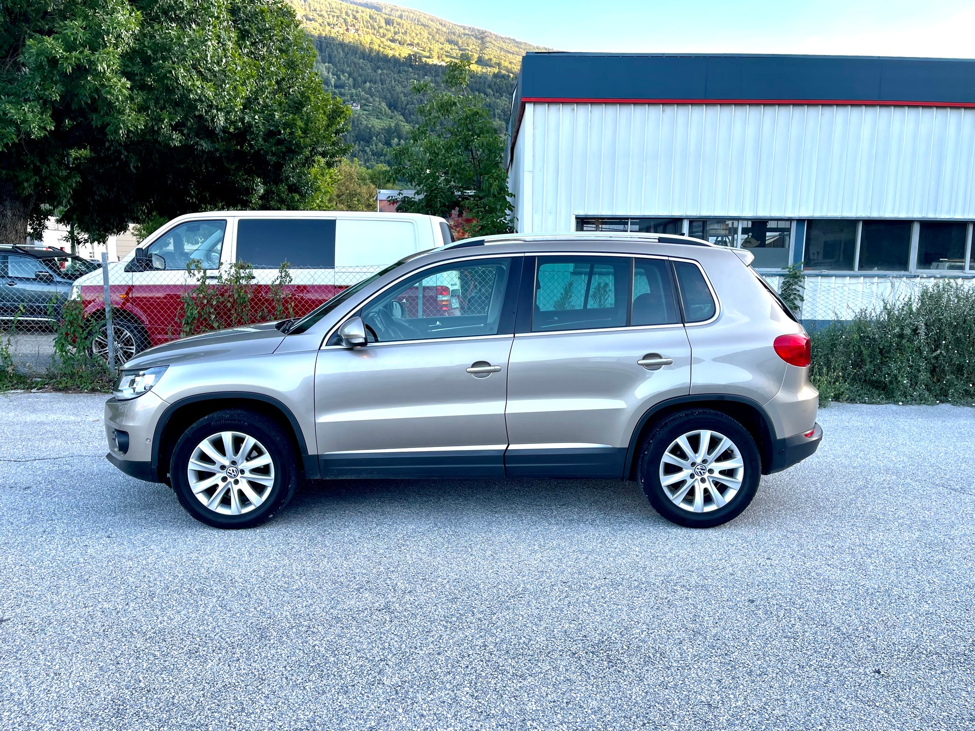 VW Tiguan 2.0 TSI Design 4Motion DSG-showroom-element-3